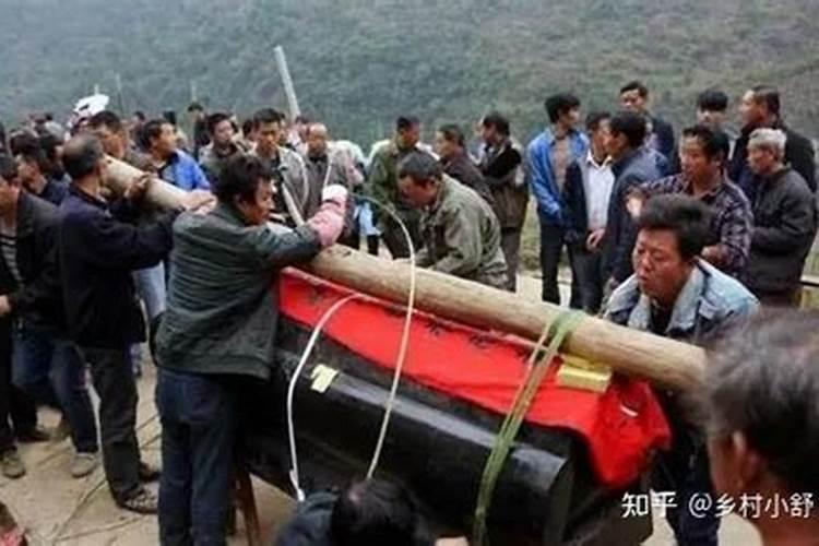 做梦梦见被蛇咬了手意味着什么