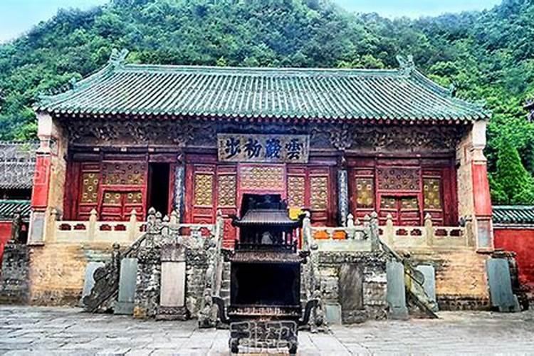 请师傅们帮忙解答,去道观看了一下,说我是童子身,需要换替身,还要百度...