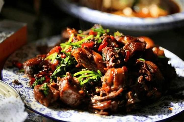泰安的些特色美食可以推荐给游客？