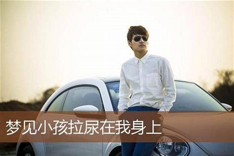 梦到巨大的蟒蛇在水里游动
