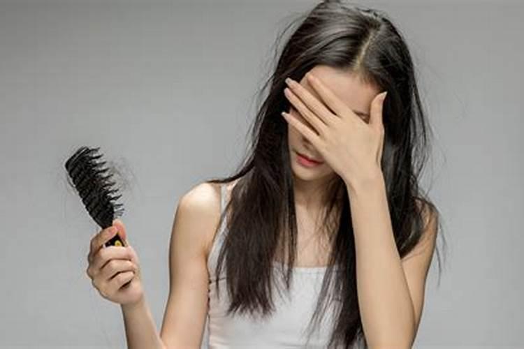 做梦梦见他人头发白,梦见认识的女人头发白了很多