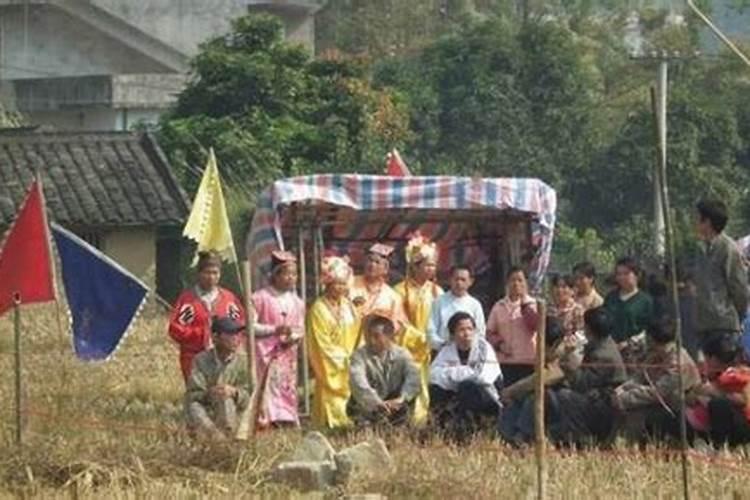 男友父母说我们八字不合,坚决要我们分开,可是我们一起三年,很爱对方...