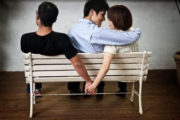 我发现我老婆跟别的男人在一起,我该怎么处理这个男人？