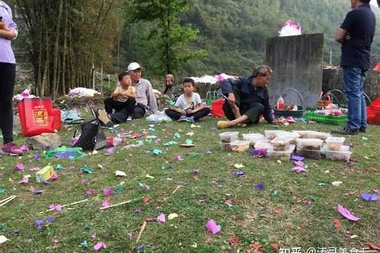 做梦梦见自己老公做好事从我的钱包里拿很多钱给别人是什么意思？