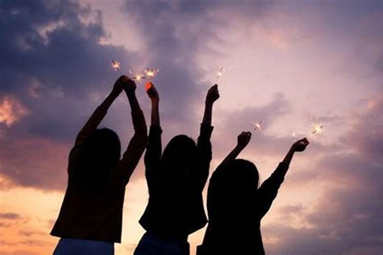 女人梦到老公吻自己