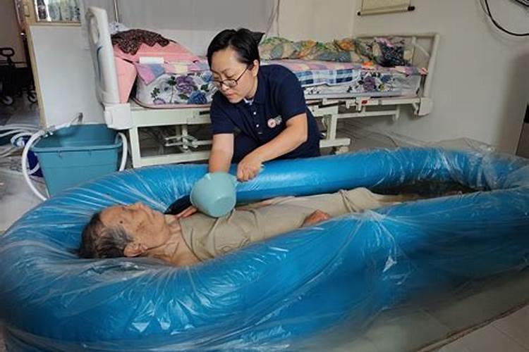 梦见给老人洗澡的预兆