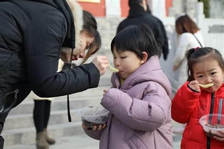 梦到不熟悉的人死了又活了预示着什么意思