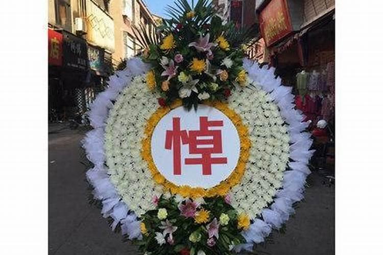 清明节祭奠亲人,坟上可以放花圈吗？