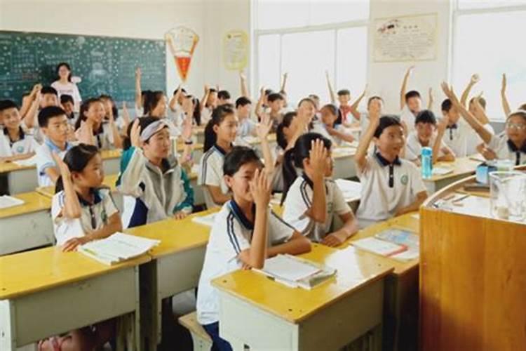 梦见坟墓尸体腐烂露在外面惹来很多虫子