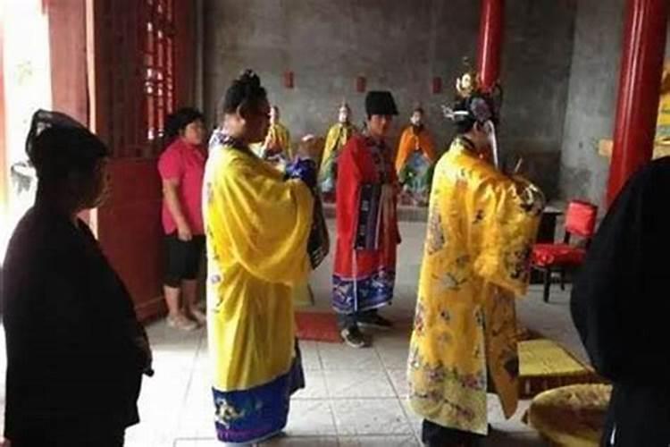 梦见骑摩托车带家人过沟摔倒的预兆