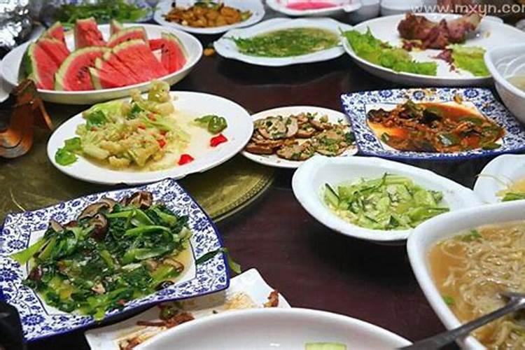 女人梦见吃饭什么意思 女人梦到吃饭有什么寓意