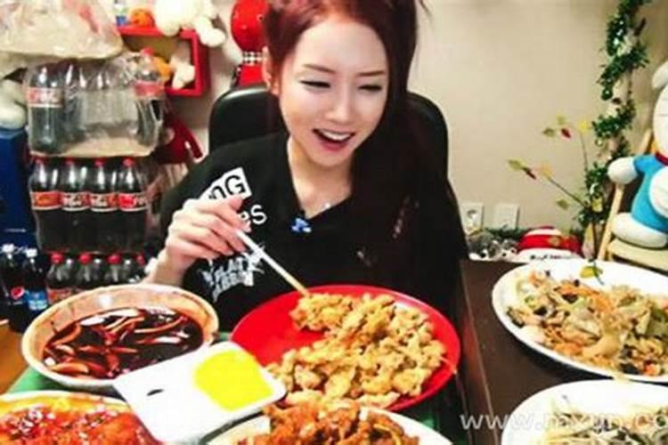 女人梦见吃饭是什么意思