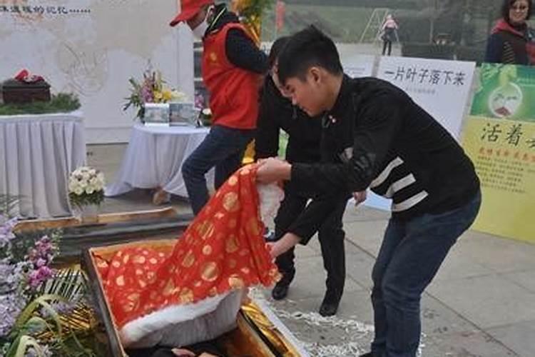 梦见自己手机掉水里了又捞起来了