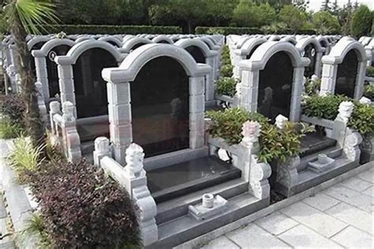 梦见坟坑里有泉眼