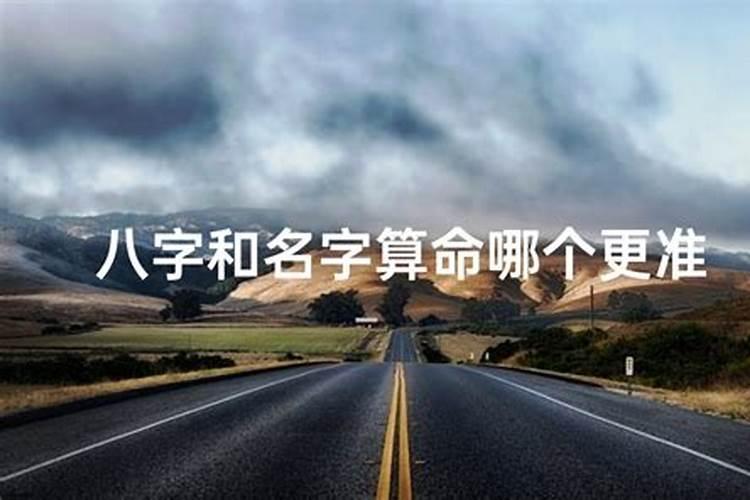 梦见被狗咬,咬着我的整个右手,不疼也没破有什么预兆么？谢谢!