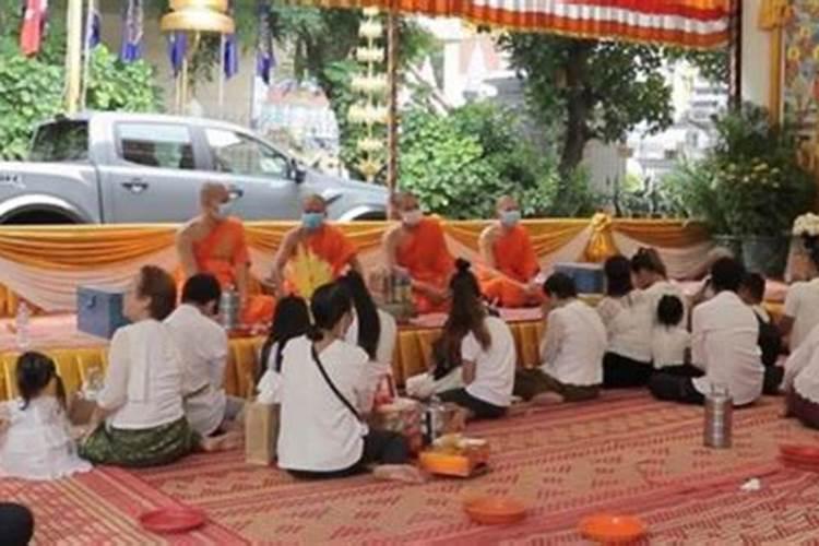 家里去世的老人排位在寺庙里去寺庙里烧香的时候可以顺便去祭拜...