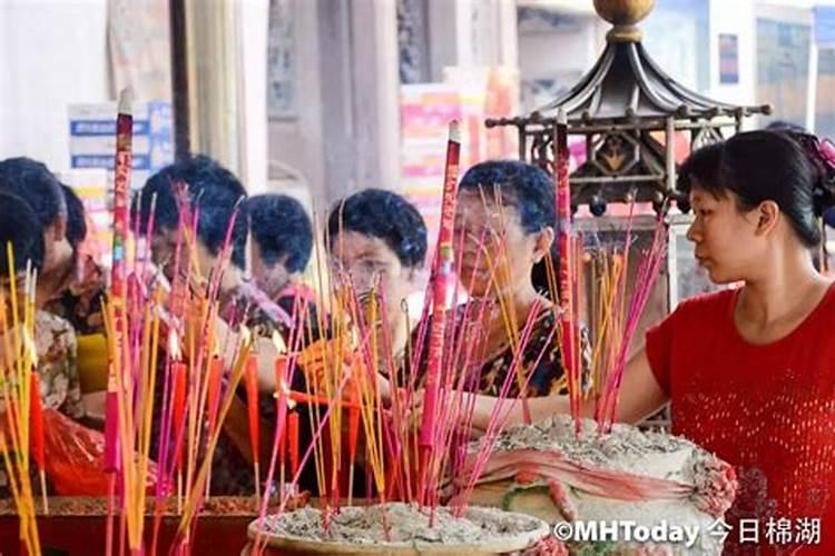 梦见和情人在一起被人发现是什么意思