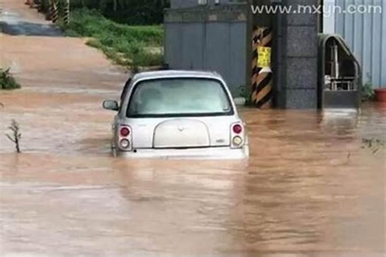 梦见下大雨水淹客厅的预兆