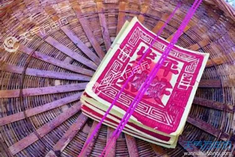 ...下葬前遗体放家里七天,这七天请道士做法,我去看了,场地布置的很吓人...