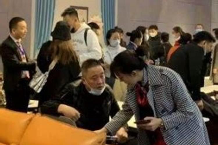 梦见自己穿衣服洗澡是什么意思？