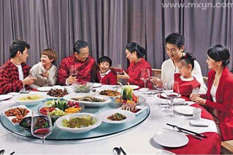 梦见一家人在一起吃饭是什么意思？