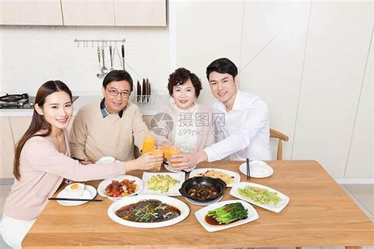 梦见家人团聚吃饭是什么意思？