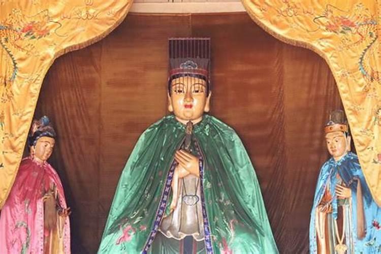 宜昌男子一边对店主道歉称“对不起”一边持刀抢劫,你如何看待他的做法...