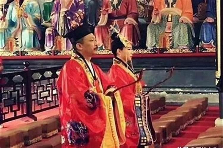 宜昌一店主驱车十公里归还游客多付的300元,你如何看待这位店主的做法...