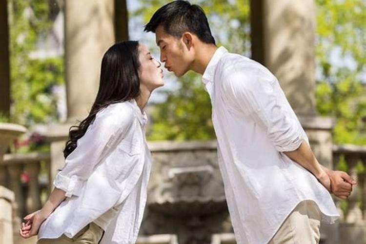 梦见自己喜欢的女孩,她还主动吻我,她是不是也喜欢我啊？