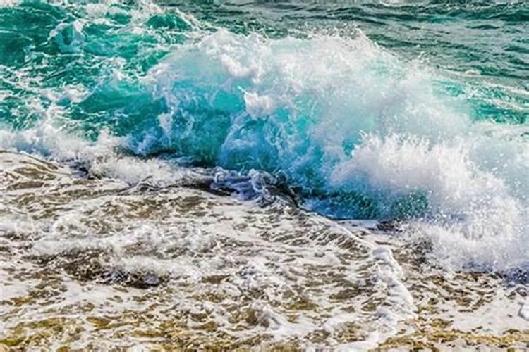 梦见大海水浪滚滚而来