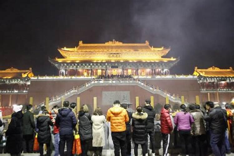 已婚女人梦见不认识的男人