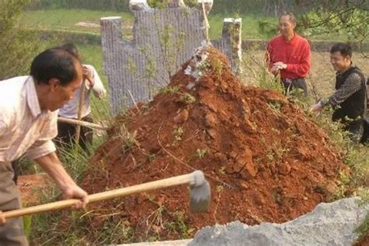 梦见别人挖坟什么意思？