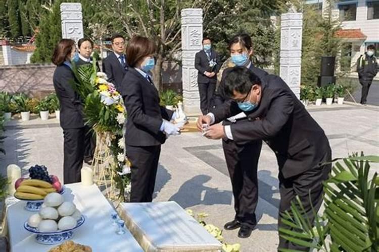 属蛇冲太岁佩戴什么