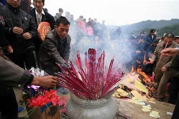 清明节前要去新坟挂什么