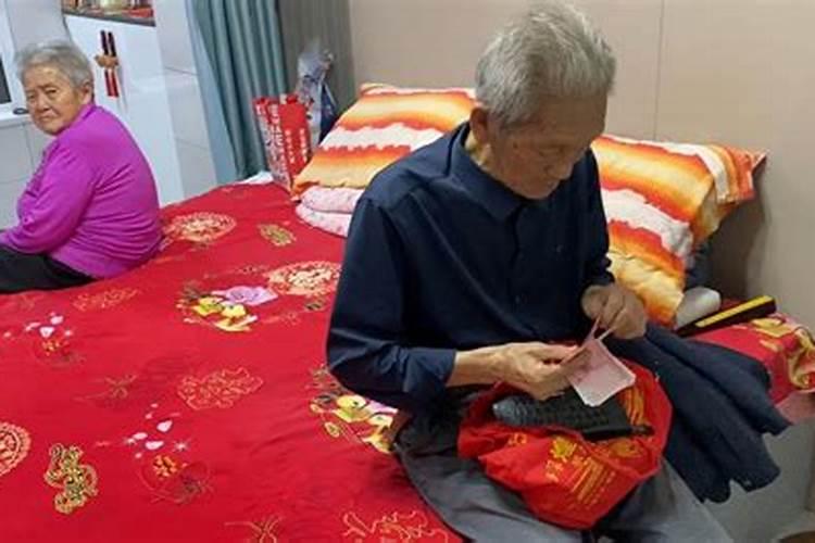 梦见小孙穿不重衣服,其中穿一新格格短袖衫有什么意思？