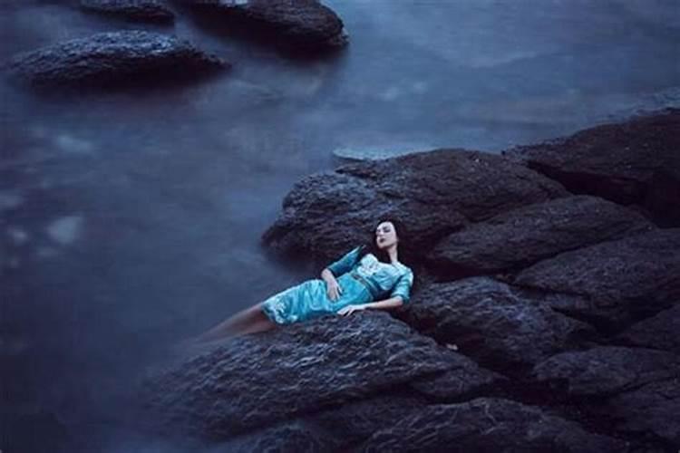 梦见抱着死人是什么意思？