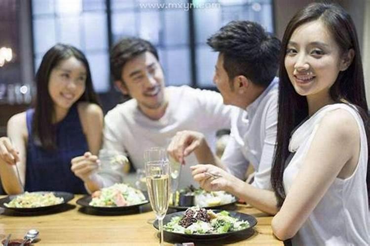 梦见朋友们在一起吃饭的预兆