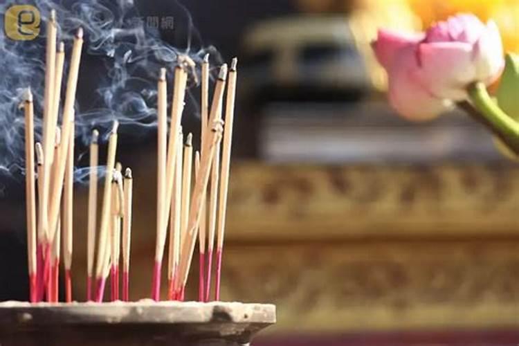 女人梦见自己被追赶到处躲藏