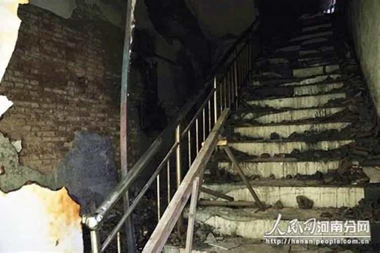 梦见自己租房子里面地下躺着俩个死人财运好不好？