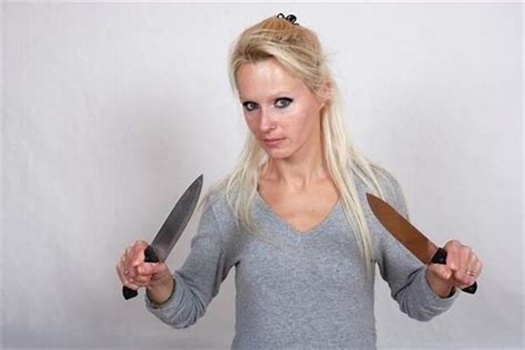 做梦梦见有人拿一把刀要害我女朋友,但是他还在笑什么意思？