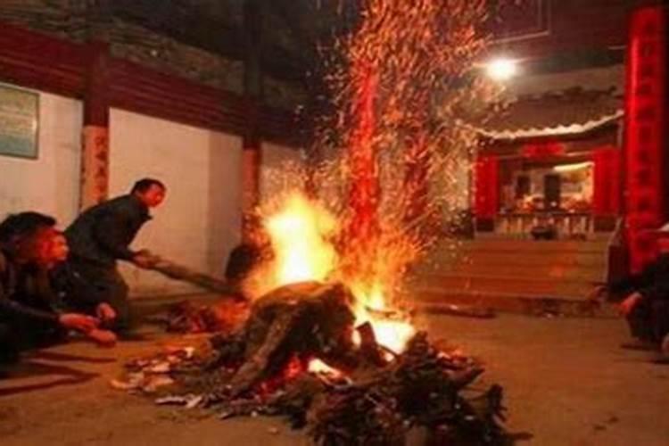 女人梦见红鱼在水里游,梦见鱼是什么预兆？