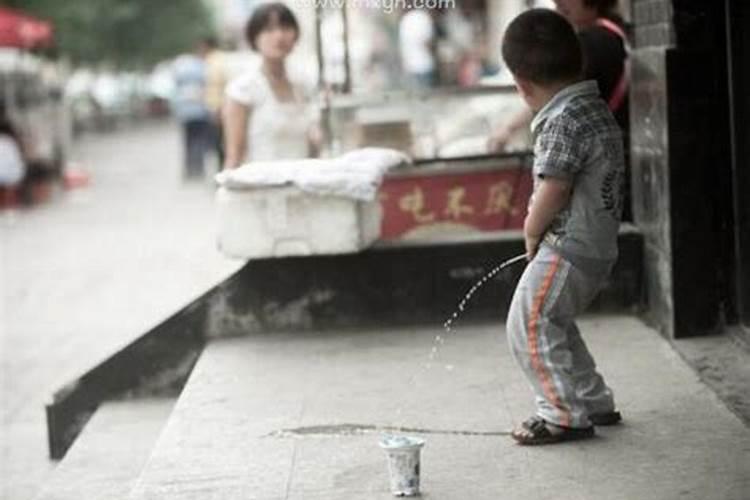 梦见抱小孩撒尿是什么意思？