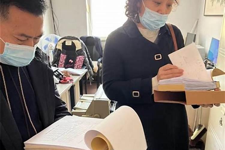 梦见很多不认识的人来我家找东西