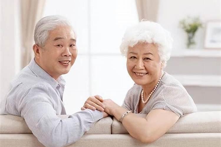 梦见自己睡在坟墓旁边什么意思