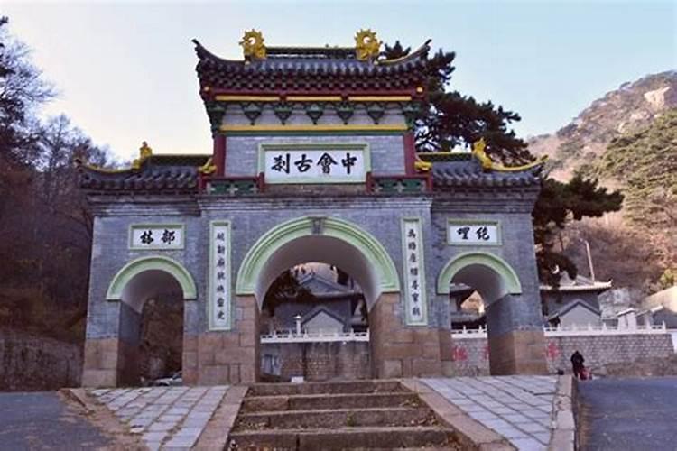 辽宁省鞍山市岫岩县除了可以观赏枫叶还有什么景色呢？