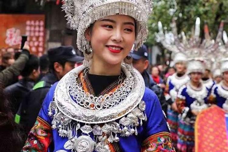 命八字土多的女人和水多的男人合吗？