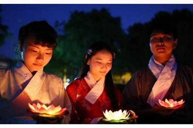梦见在家门口被一只狗咬了一下手,一会梦见有一只白色的狗藏在装进我家...