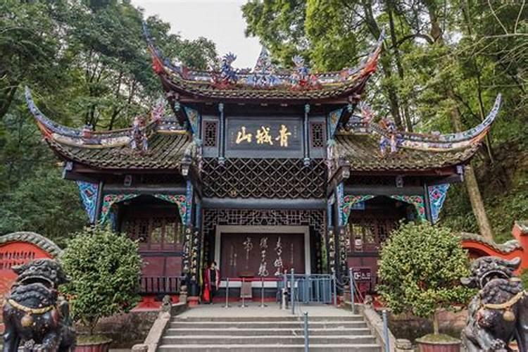 四川青城山和武当山道观里每天的生活各是什么样的？