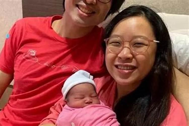 离婚后应该和前妻住一起吗？