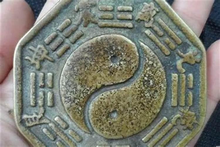 玩古玩的朋友们,能帮我看下这个八卦盘子是什么年代的？真的假的？